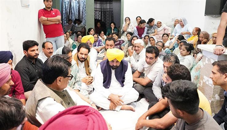 CM ਮਾਨ ਨੇ ਜਗਰਾਉਂ ਪਹੁੰਚ ਕੇ ਮਥੁਰਾ ਪੀੜਤ ਪਰਿਵਾਰਾਂ ਨਾਲ ਦੁੱਖ ਸਾਂਝਾ ਕੀਤਾ, ਸੰਕਟ ਦੀ ਘੜੀ ਵਿੱਚ ਹਰ ਮਦਦ ਦਾ ਭਰੋਸਾ