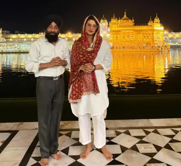 ਬਾਲੀਵੁੱਡ ਅਦਾਕਾਰਾ ਪ੍ਰਿਯੰਕਾ ਚੋਪੜਾ ਨੇ ਹਰਿਮੰਦਰ ਸਾਹਿਬ ਵਿਖੇ ਟੇਕਿਆ ਮੱਥਾ