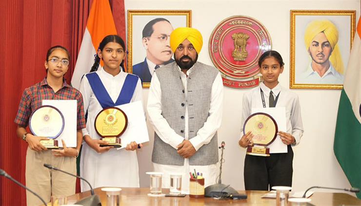 ਮੁੱਖ ਮੰਤਰੀ ਭਗਵੰਤ ਸਿੰਘ ਮਾਨ ਨੇ ਚੰਡੀਗੜ੍ਹ ਵਿੱਚ ਅੱਠਵੀਂ ਜਮਾਤ ਦੇ ਟਾਪਰਾਂ ਨਾਲ ਮੁਲਾਕਾਤ ਕੀਤੀ