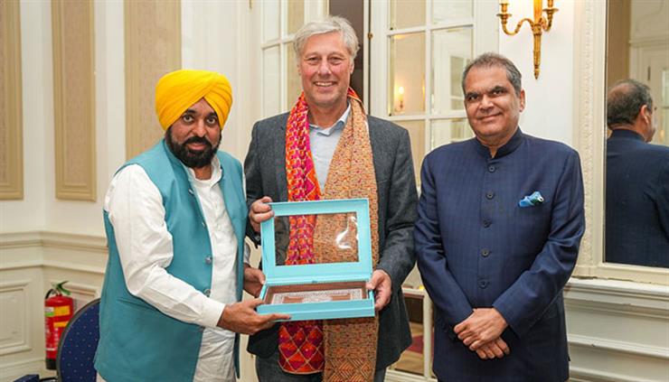 CM ਮਾਨ ਨੇ ਹਾਲੈਂਡ ਦੇ ਮਹਾਨ ਹਾਕੀ ਖਿਡਾਰੀ ਫਲੋਰਿਸ ਜਾਨ ਬੋਵਲੈਂਡਰ ਨਾਲ ਕੀਤੀ ਮੁਲਾਕਾਤ, ਪੰਜਾਬ ਦੇ ਅਥਲੀਟਾਂ ਨੂੰ ਸਿਖਲਾਈ ਦੇਣ ਦਾ ਦਿੱਤਾ ਸੱਦਾ