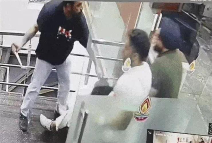 ਦਫਤਰ 'ਚ ਇੱਕ ਜਵਾਨ ਕੁੜੀ ਦਾ ਚਾਕੂ ਮਾਰ ਕੇ ਕਤਲ