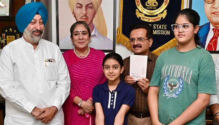 ਇੱਕ ਮਾਂ ਦਾ ਦਿਲ ਤੇ ਰੂਹ ਕਾਗਜ਼ਾਂ ਉੱਤੇ ਜਿਊਂਦੇ ਹੋ ਉੱਠੇ: ਚੇਅਰਮੈਨ ਬਾਲ ਮੁਕੰਦ ਸ਼ਰਮਾ ਵੱਲੋਂ ਰਾਵੀ ਪੰਧੇਰ ਦੀ ਕਿਤਾਬ 'ਲੈਟਰਜ਼ ਟੂ ਮਾਈ ਡੌਟਰਜ਼' ਲੋਕ ਅਰਪਣ*