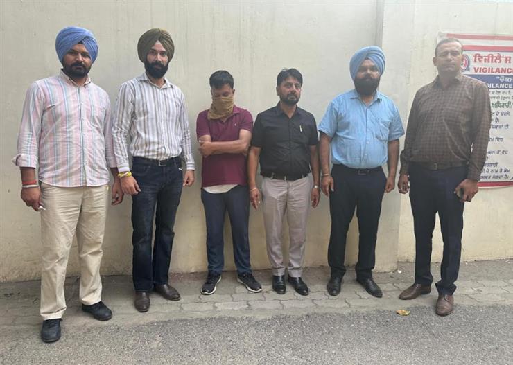 ਵਿਜੀਲੈਂਸ ਵੱਲੋਂ 1,00,000 ਰੁਪਏ ਰਿਸ਼ਵਤ ਲੈਂਦਾ ਸਹਾਇਕ ਰਜਿਸਟਰਾਰ ਕਾਬੂ