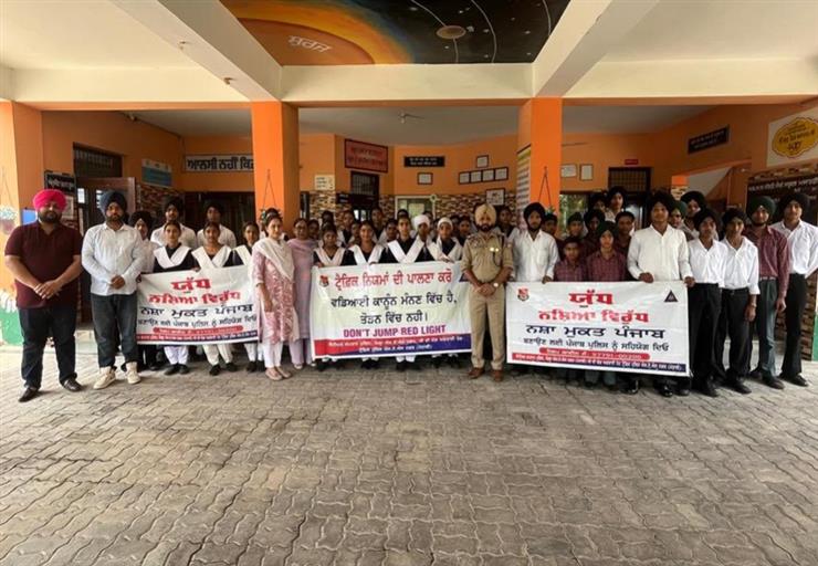 ਟ੍ਰੈਫਿਕ ਪੁਲਿਸ ਵੱਲੋਂ ਸਰਕਾਰੀ ਸੀਨੀਅਰ ਸੈਕੰਡਰੀ ਸਮਾਰਟ ਸਕੂਲ ਮਜਾਤੜੀ ਵਿਖੇ ਟ੍ਰੈਫਿਕ ਨਿਯਮਾਂ ਅਤੇ ਨਸ਼ਿਆਂ ਵਿਰੁੱਧ ਜਾਗਰੂਕਤਾ ਸੈਮੀਨਾਰ