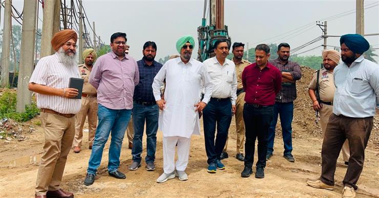 ਮੌਨਸੂਨ ਦੀਆਂ ਤਿਆਰੀਆਂ ਨੂੰ ਲੈ ਕੇ ਹਲਕਾ ਵਿਧਾਇਕ ਕੁਲਜੀਤ ਰੰਧਾਵਾ ਅਧਿਕਾਰੀਆਂ ਨਾਲ ਮੀਟਿੰਗ
