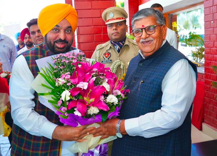 CM ਮਾਨ ਨੇ ਜਗਤਾਰ ਹਵਾਰਾ ਨੂੰ ਪੈਰੋਲ ਦੇਣ ਲਈ ਰਾਜਪਾਲ ਨਾਲ ਕੀਤੀ ਮੁਲਾਕਾਤ