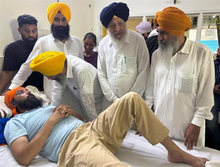 ਸ਼੍ਰੋਮਣੀ ਕਮੇਟੀ ਵਫ਼ਦ ਨੇ ਪੁਲਿਸ ਤਸ਼ੱਦਦ ਦਾ ਸ਼ਿਕਾਰ ਹੋਏ ਨੌਜੁਆਨ ਨੂੰ ਮਿਲ ਕੇ ਸਿਹਤ ਦਾ ਹਾਲ ਜਾਣਿਆ