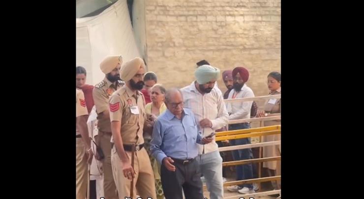 ਸੱਤ ਸਾਲਾਂ ਤੋਂ ਇਨਸਾਫ਼ ਦੀ ਮੰਗ ਕਰ ਰਹੀ ਨੇਹਾ ਸ਼ੋਰੀ ਦੇ ਮਾਪਿਆਂ ਨੂੰ ਪੰਜਾਬ ਪੁਲਿਸ ਨੇ ਮਾਨਸਾ ਵਿੱਚ ਅਮਿਤ ਸ਼ਾਹ ਨੂੰ ਮਿਲਣ ਤੋਂ ਰੋਕਿਆ