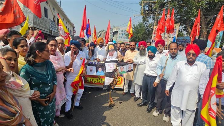 ਸਾਂਝੀ ਤਾਲਮੇਲ ਕਮੇਟੀ ਦੇ ਸੱਦੇ ਤੇ ਸੈਂਕੜੇ ਮੁਲਾਜ਼ਮਾਂ, ਅਧਿਆਪਕਾਂ ਤੇ ਪੈਨਸ਼ਨਰਾਂ ਨੇ ਮੁੱਖ ਮੰਤਰੀ ਅਤੇ ਮੰਤਰੀਆਂ ਦਾ ਪੁਤਲਾ ਫੂਕ ਕੇ ਕੀਤੀ ਨਾਅਰੇਬਾਜੀ