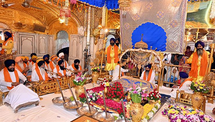 ਸ੍ਰੀ ਗੁਰੂ ਰਾਮਦਾਸ ਜੀ ਦੇ ਪ੍ਰਕਾਸ਼ ਗੁਰਪੁਰਬ ਮੌਕੇ ਸੱਚਖੰਡ ਸ੍ਰੀ ਹਰਿਮੰਦਰ ਸਾਹਿਬ ਵਿਖੇ ਲੱਖਾਂ ਸੰਗਤਾਂ ਹੋਈਆਂ ਨਤਮਸਤਕ